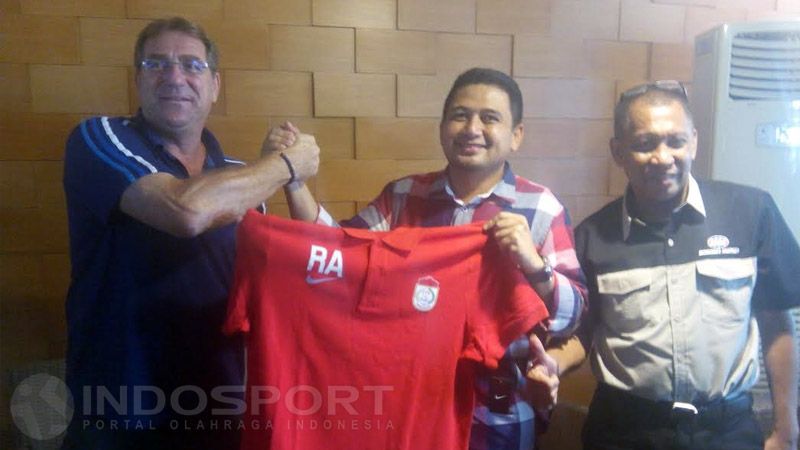 Robert Rene Alberts ketika masih melatih PSM Makassar. Copyright: © Muham/Indosport